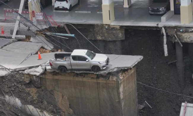 Sinkhole Bangkok. (AP/Sakchai Lalitkanjanakul)